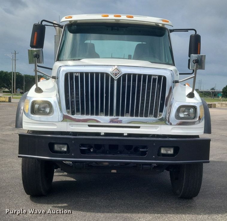 image for item DR4923 2006 International  7600 semi truck