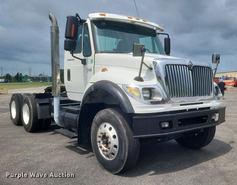 image for item DR4923 2006 International  7600 semi truck