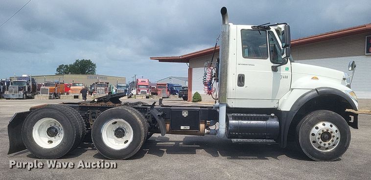 image for item DR4923 2006 International  7600 semi truck