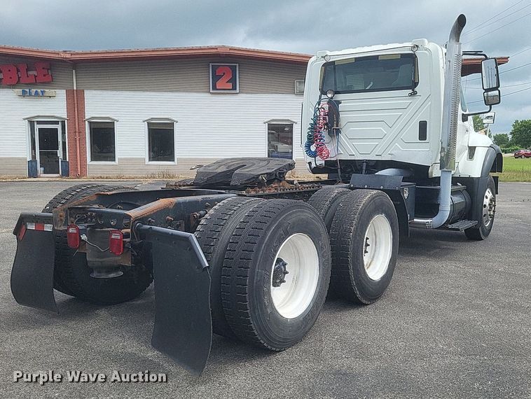 image for item DR4923 2006 International  7600 semi truck