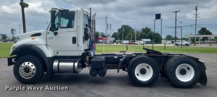image for item DR4923 2006 International  7600 semi truck