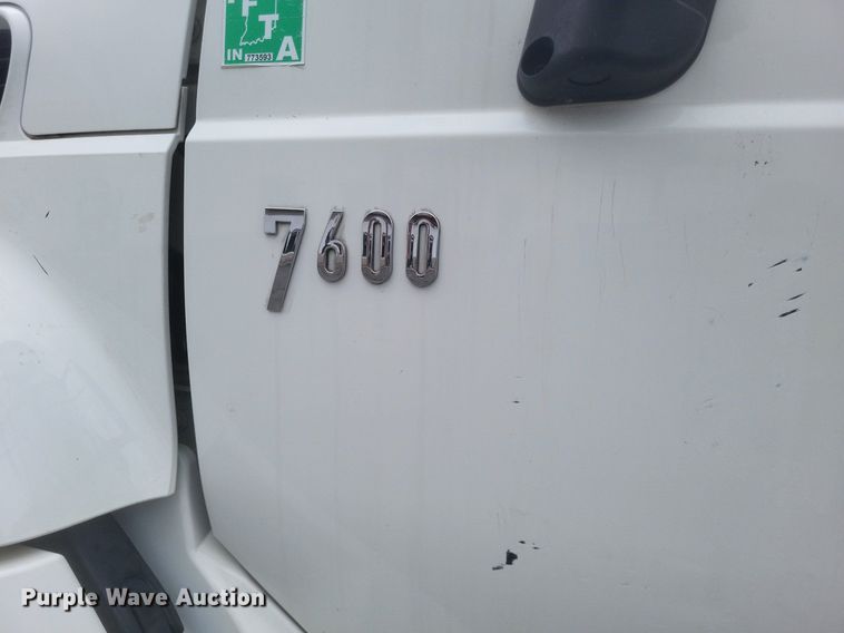 image for item DR4923 2006 International  7600 semi truck