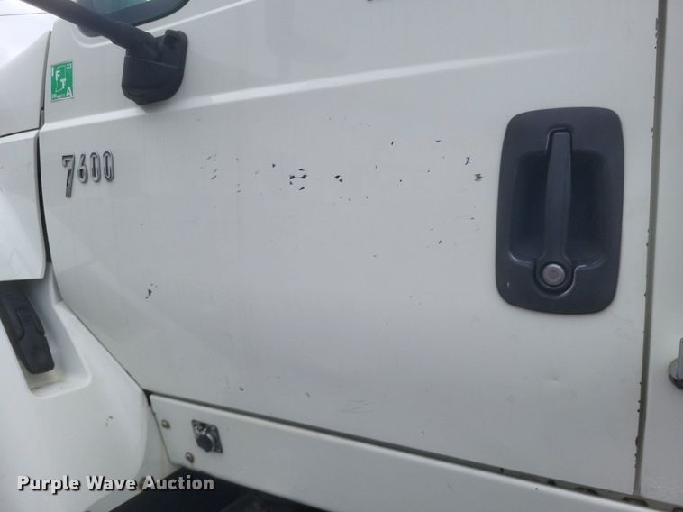 image for item DR4923 2006 International  7600 semi truck