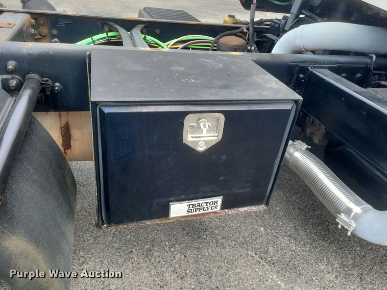 image for item DR4923 2006 International  7600 semi truck