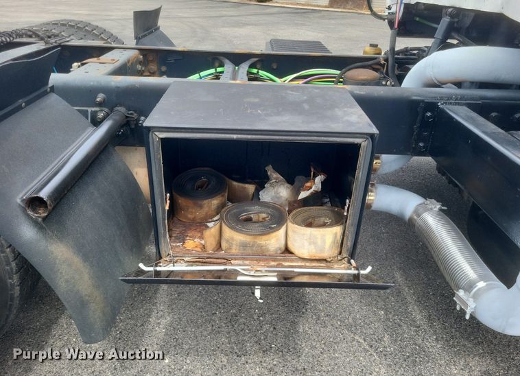 image for item DR4923 2006 International  7600 semi truck