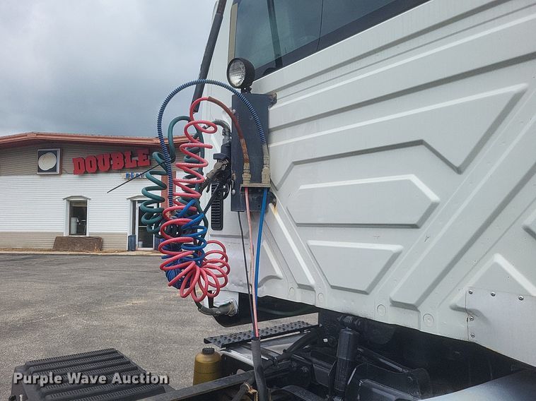 image for item DR4923 2006 International  7600 semi truck