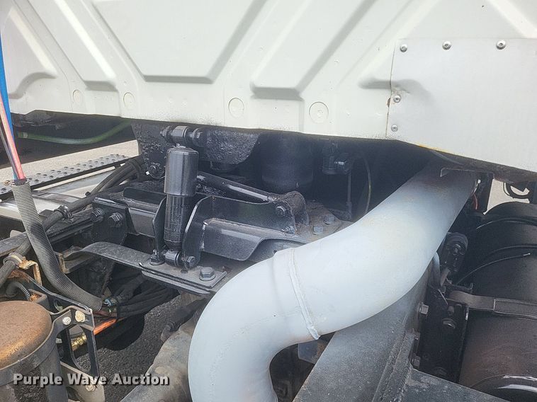 image for item DR4923 2006 International  7600 semi truck