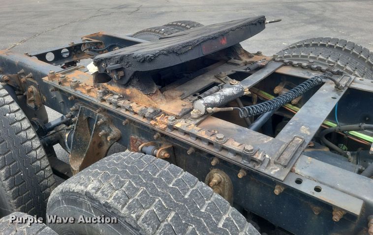 image for item DR4923 2006 International  7600 semi truck