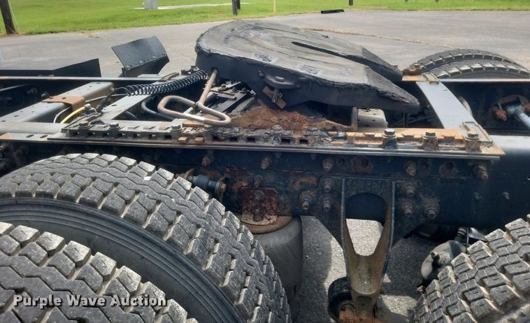 image for item DR4923 2006 International  7600 semi truck