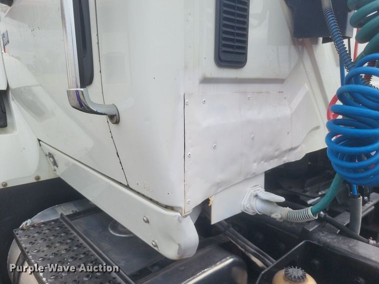 image for item DR4923 2006 International  7600 semi truck