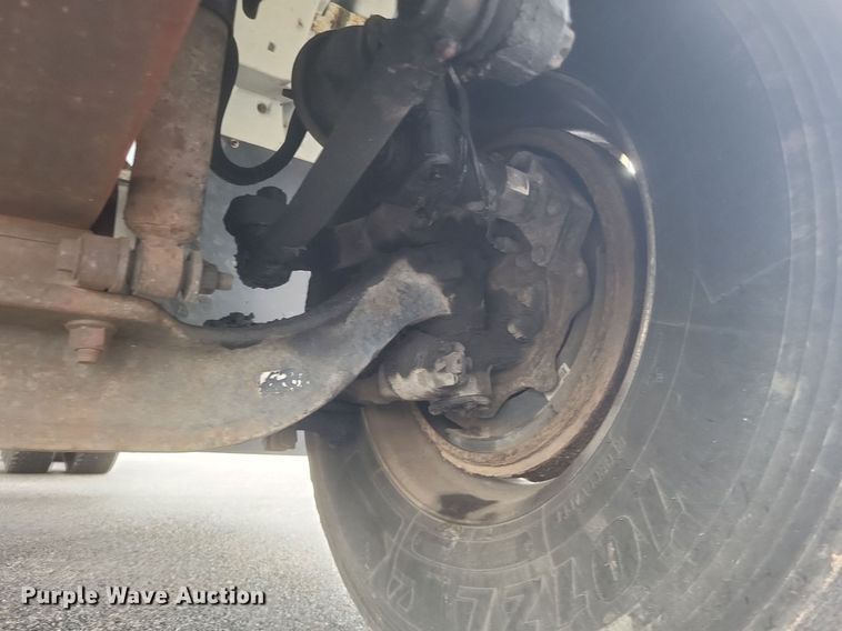 image for item DR4923 2006 International  7600 semi truck