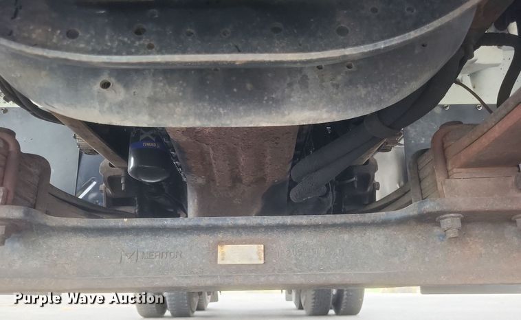 image for item DR4923 2006 International  7600 semi truck