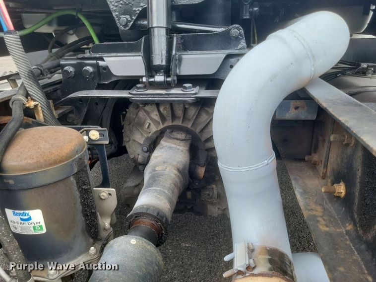 image for item DR4923 2006 International  7600 semi truck