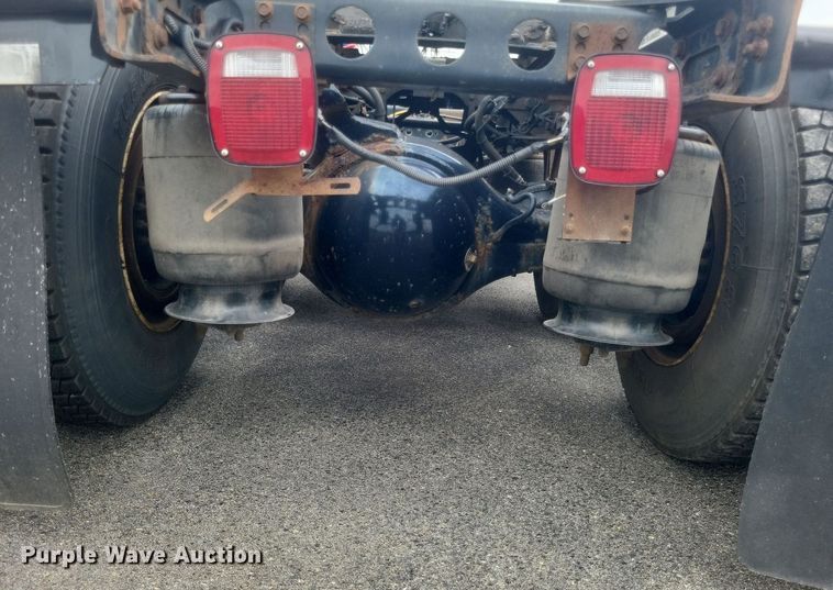 image for item DR4923 2006 International  7600 semi truck