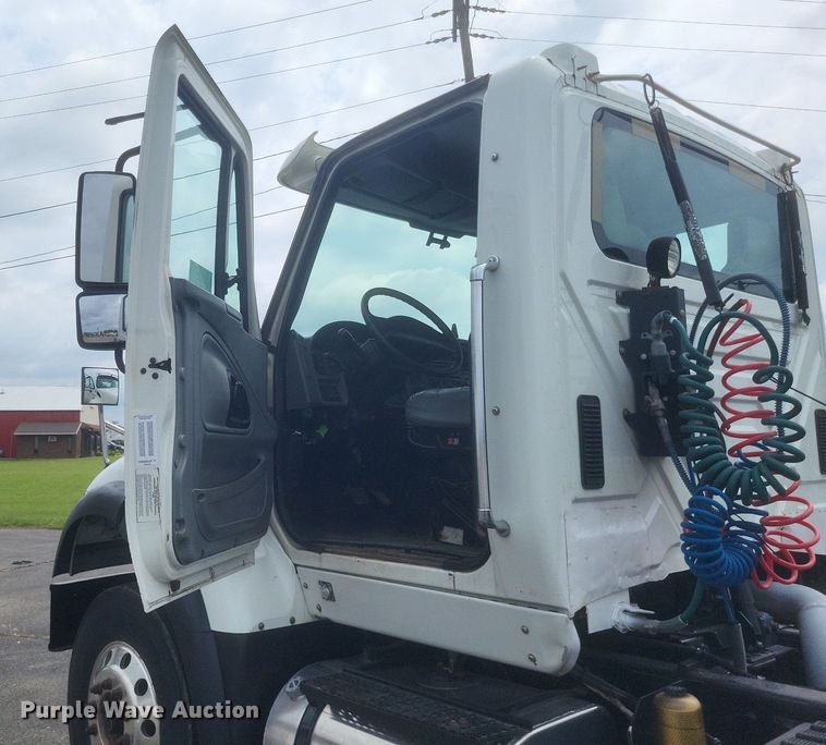 image for item DR4923 2006 International  7600 semi truck