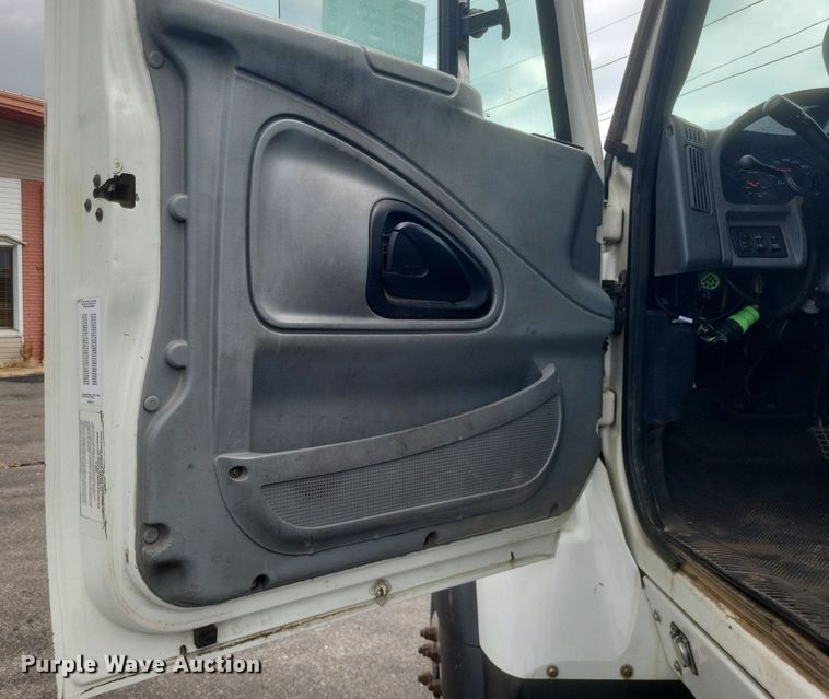 image for item DR4923 2006 International  7600 semi truck