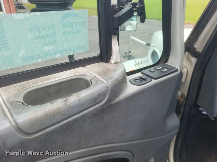 image for item DR4923 2006 International  7600 semi truck