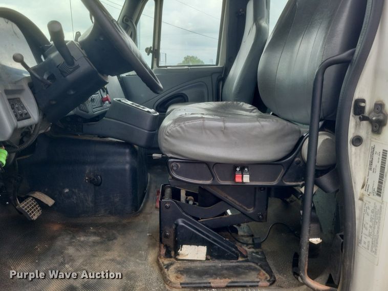 image for item DR4923 2006 International  7600 semi truck