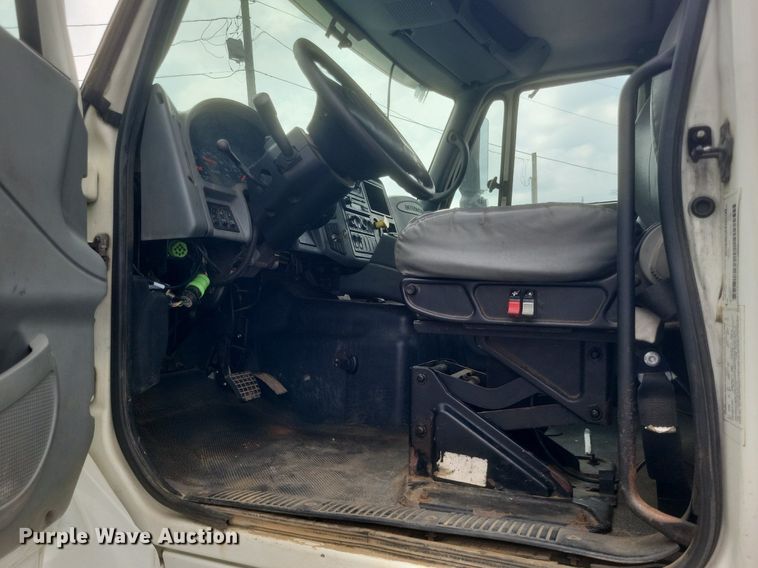 image for item DR4923 2006 International  7600 semi truck