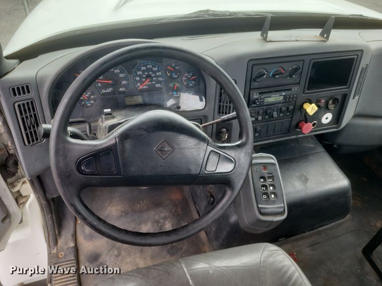 image for item DR4923 2006 International  7600 semi truck