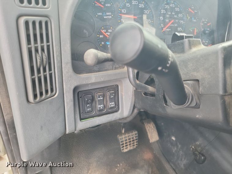 image for item DR4923 2006 International  7600 semi truck