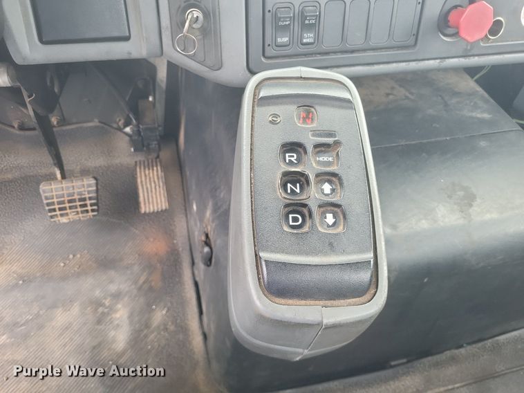 image for item DR4923 2006 International  7600 semi truck