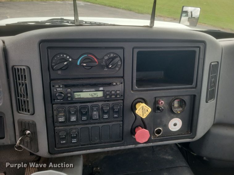 image for item DR4923 2006 International  7600 semi truck