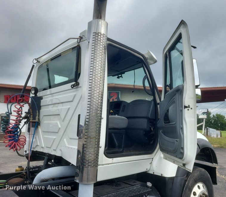 image for item DR4923 2006 International  7600 semi truck