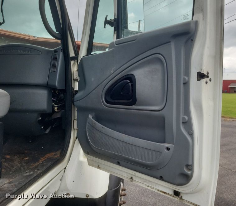 image for item DR4923 2006 International  7600 semi truck