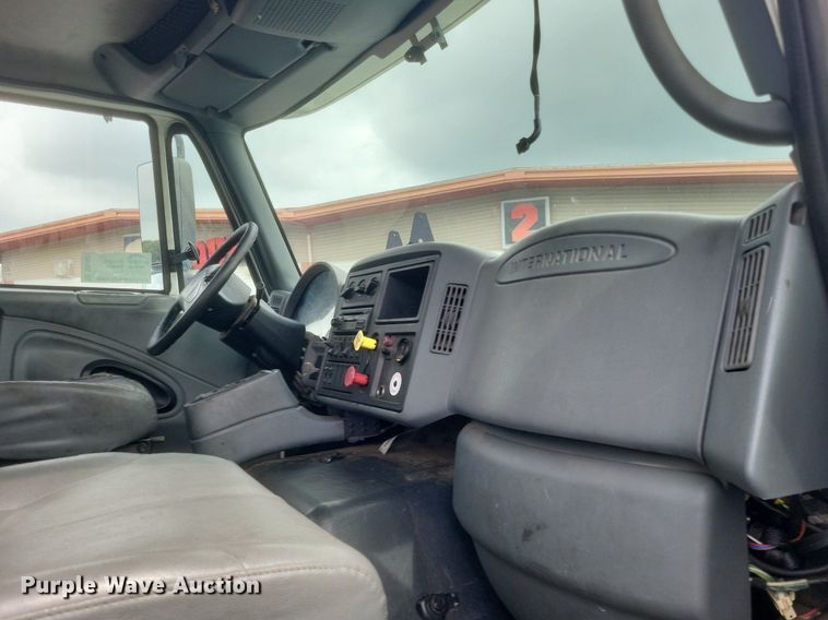 image for item DR4923 2006 International  7600 semi truck