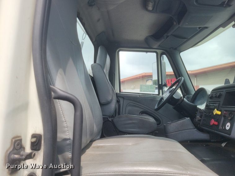 image for item DR4923 2006 International  7600 semi truck