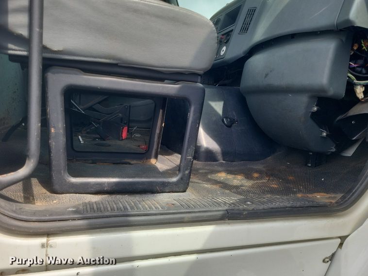 image for item DR4923 2006 International  7600 semi truck