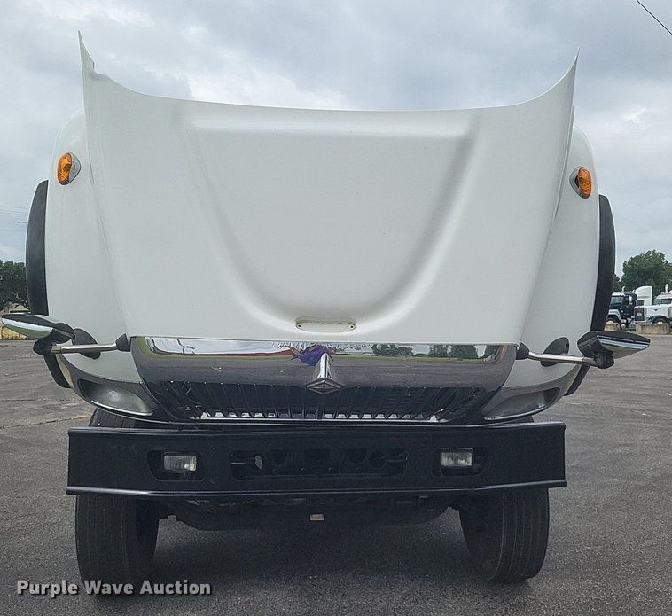 image for item DR4923 2006 International  7600 semi truck