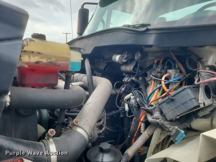 image for item DR4923 2006 International  7600 semi truck