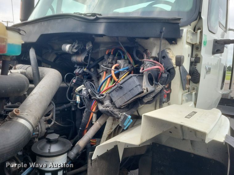 image for item DR4923 2006 International  7600 semi truck