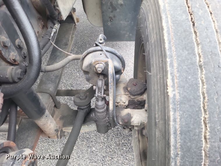 image for item DR4923 2006 International  7600 semi truck