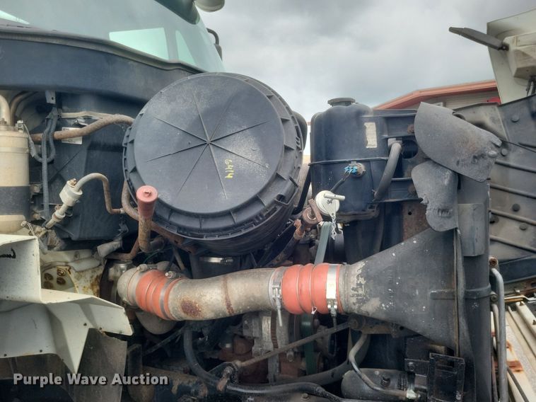 image for item DR4923 2006 International  7600 semi truck