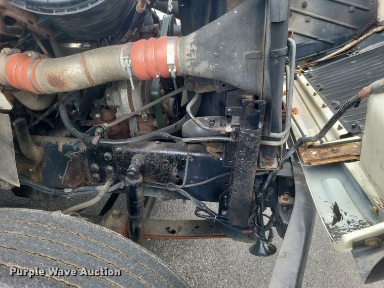 image for item DR4923 2006 International  7600 semi truck