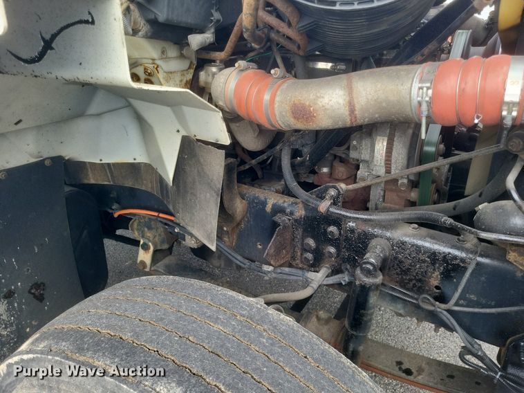 image for item DR4923 2006 International  7600 semi truck