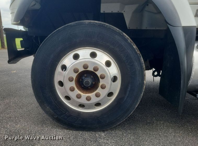 image for item DR4923 2006 International  7600 semi truck