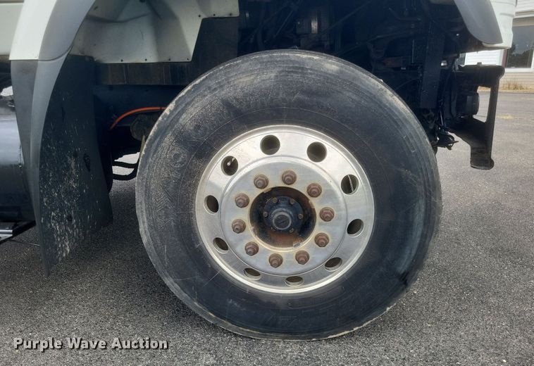 image for item DR4923 2006 International  7600 semi truck