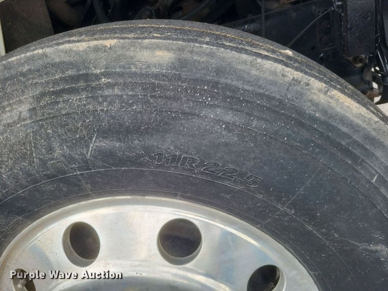 image for item DR4923 2006 International  7600 semi truck