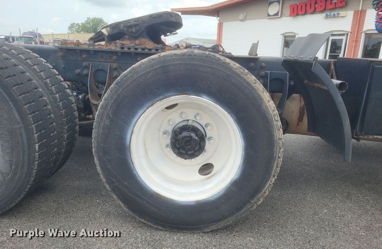 image for item DR4923 2006 International  7600 semi truck