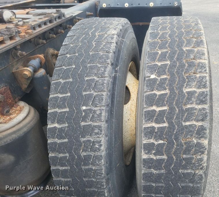 image for item DR4923 2006 International  7600 semi truck