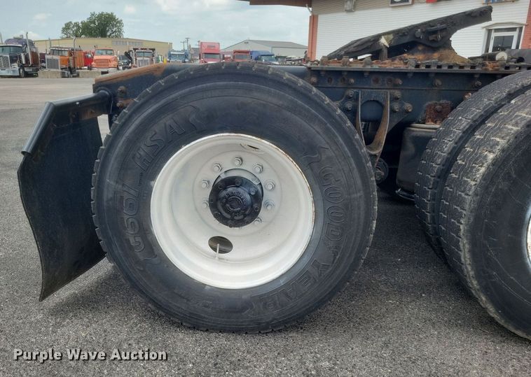 image for item DR4923 2006 International  7600 semi truck