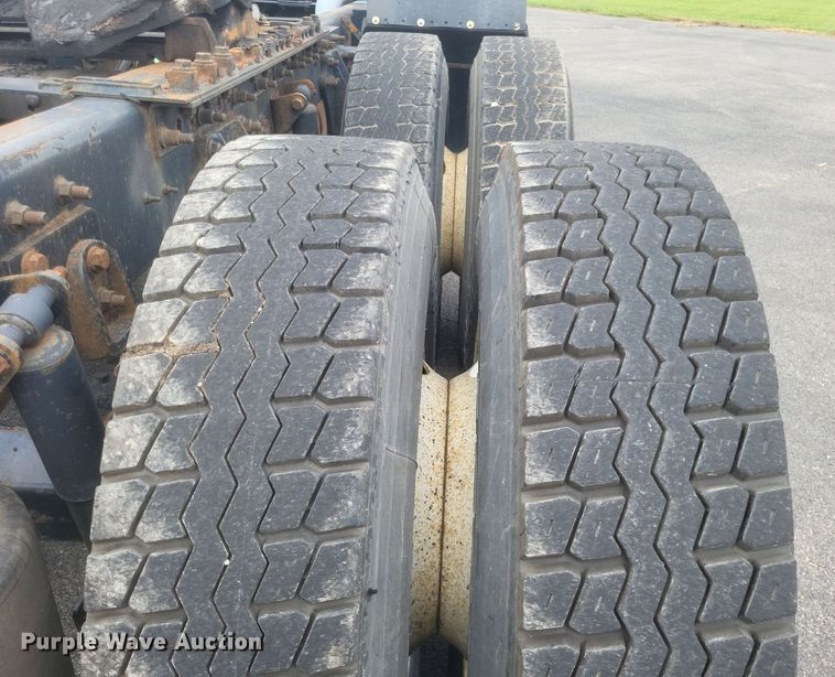 image for item DR4923 2006 International  7600 semi truck