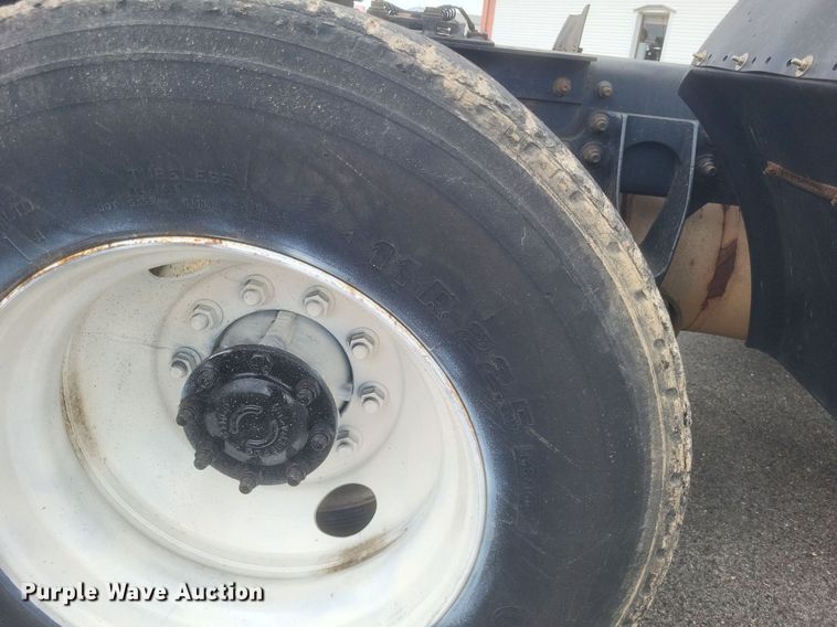 image for item DR4923 2006 International  7600 semi truck