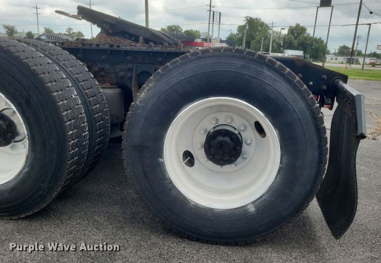 image for item DR4923 2006 International  7600 semi truck