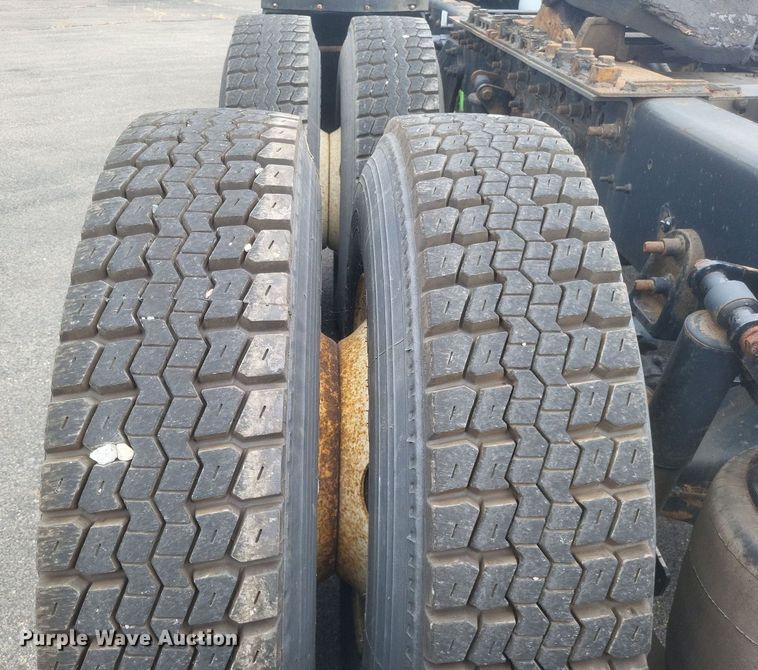 image for item DR4923 2006 International  7600 semi truck