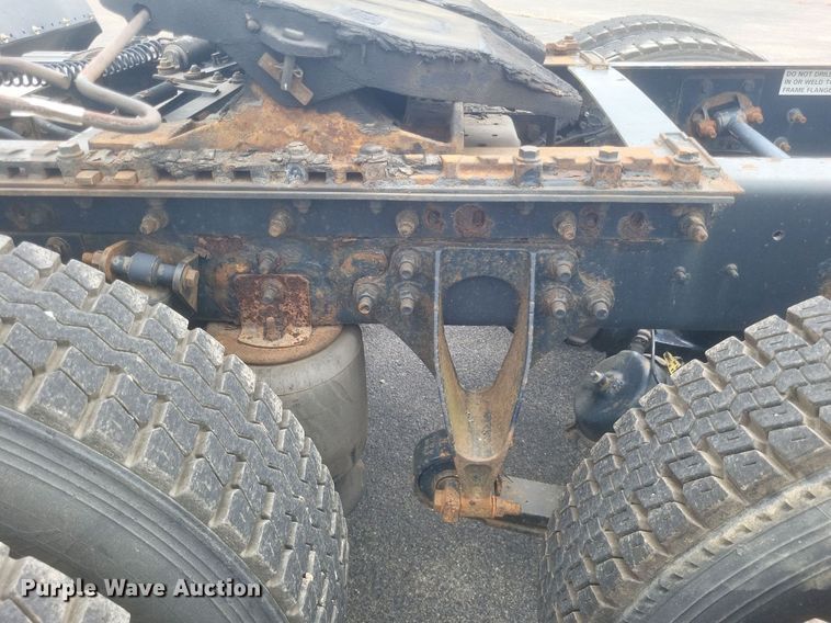 image for item DR4923 2006 International  7600 semi truck